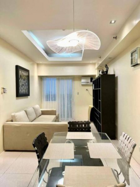 1Bdrm Condo at Makati w Balcony view of Mnla Bay